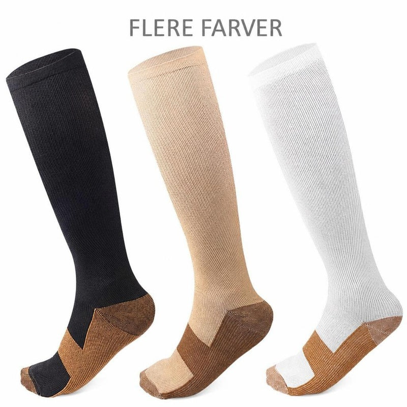 Tre knælange støttestrømper i sort, beige og hvid med brune detaljer