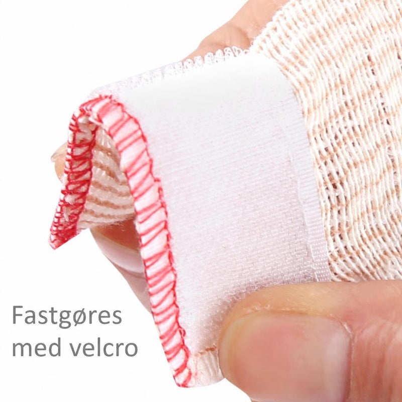 Elastisk støttebind med hvid velcrolukning og rød kant, holdt mellem fingre
