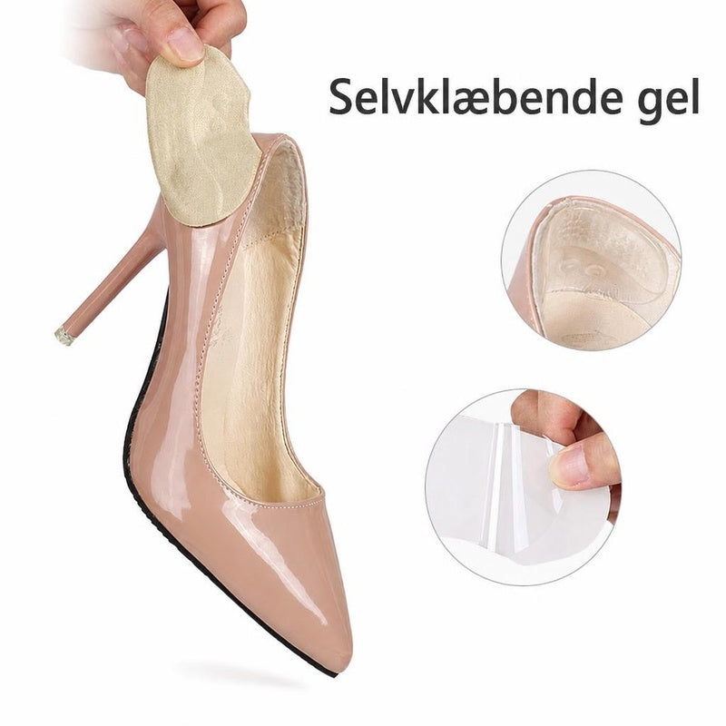 Beige selvklæbende gel-hælindlæg placeres i en rosa højhælet sko