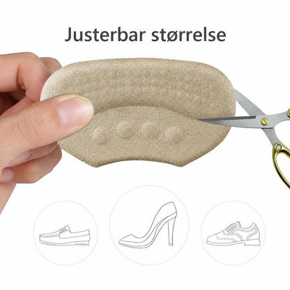 Beige hælindlæg klippes til med saks for justerbar størrelse