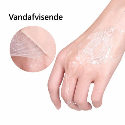 Tyndt, gennemsigtigt skavsårsplaster på håndryg med nærbillede af kanten