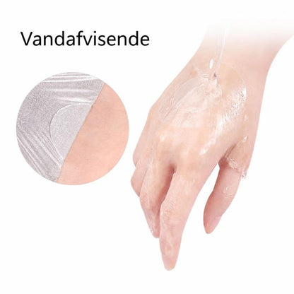 Gennemsigtigt skavsårsplaster på hånd med vand og nærbillede af kanten