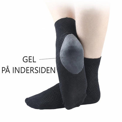Sorte bambusstrømper med synlig gelpude i hælen på indersiden