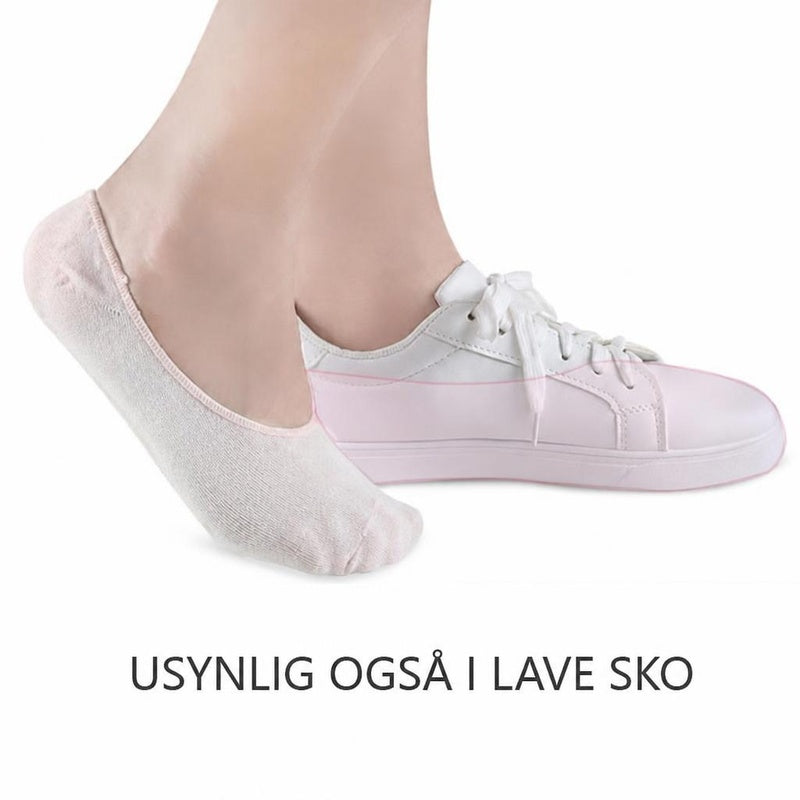 Beige lav strømpe med synlig hæl ved hvid sneaker