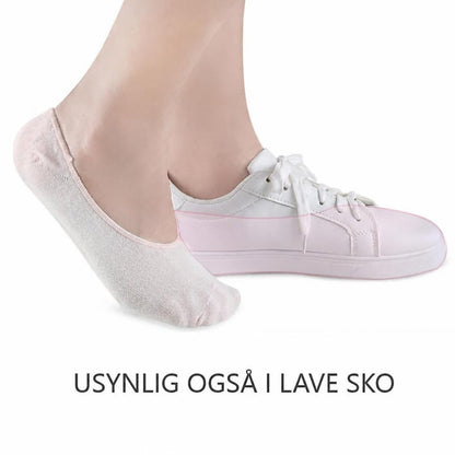 Beige lav strømpe med synlig hæl ved hvid sneaker