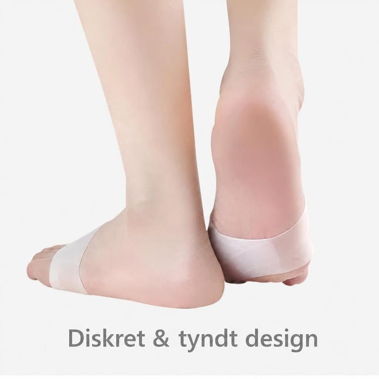 Hvide silikone hallux valgus-støtter på fødder set bagfra