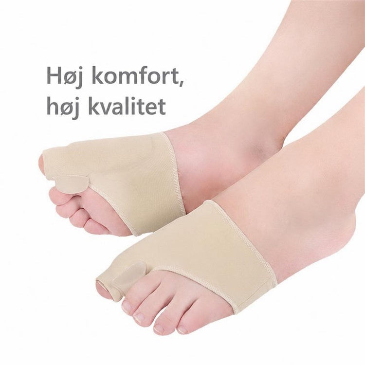 Beige hallux valgus-støtter med tåseparator på begge fødder