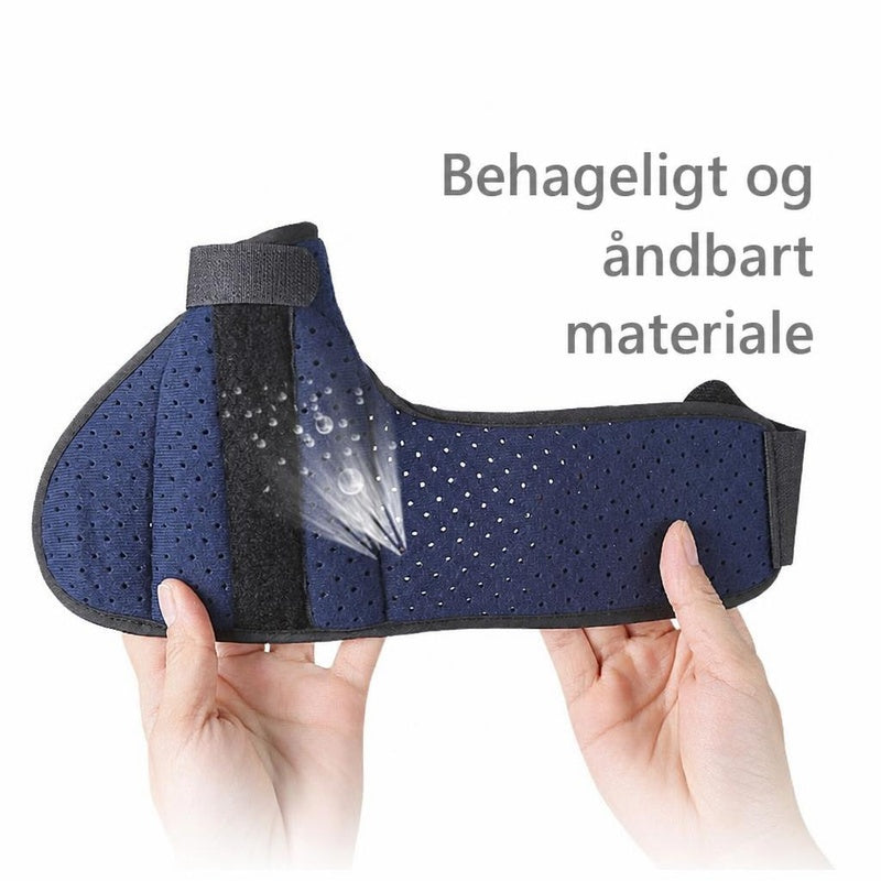 Blå tekstilskinne til hallux valgus med perforeret materiale, holdt i hænder