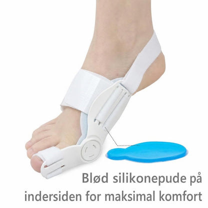 Fod med hvid hallux valgus-skinne og blå silikonepude ved siden af