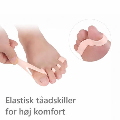 Lyserød elastisk tåspreder placeret mellem storetå og anden tå
