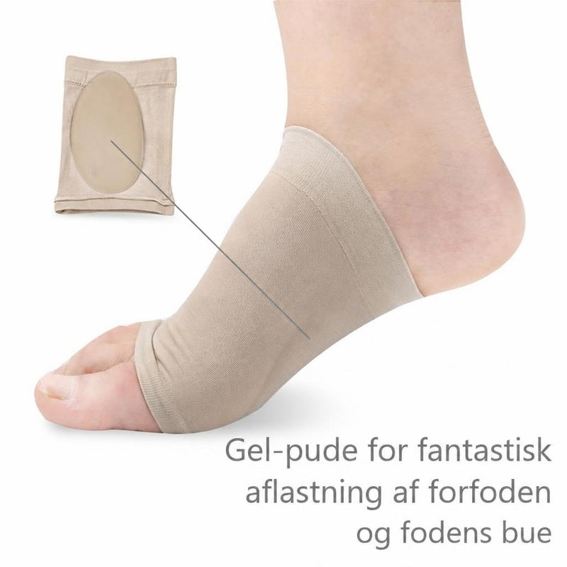 Beige fodstrømpe med gelpude under fodbuen på en fod