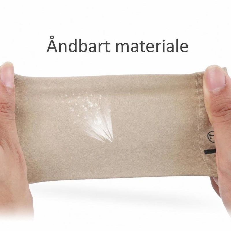 Beige strømpe med gelstøtte strækkes mellem hænder med tekst om åndbart materiale