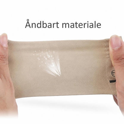 Beige strømpe med gelstøtte strækkes mellem hænder med tekst om åndbart materiale