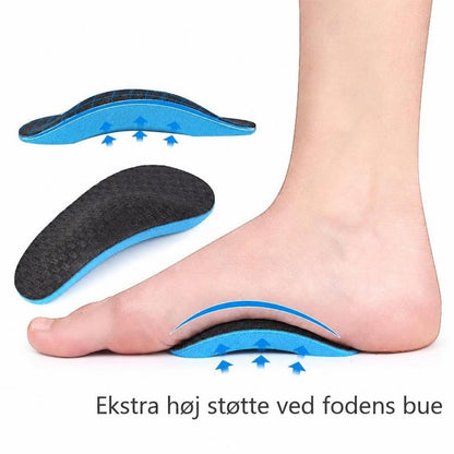 Fod på blå og sort indlægssål med høj svangstøtte