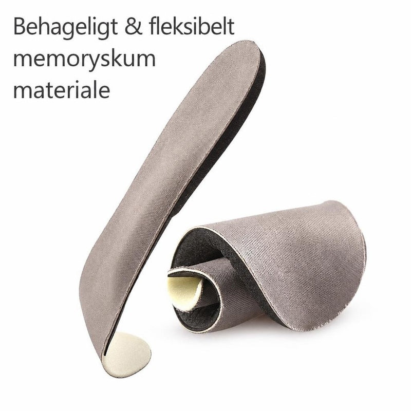 Fleksible beige skoinlæg i memoryskum, et rullet og et stående