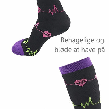 Sorte støttestrømper med lilla kant og farvet hjerteslagsmotiv