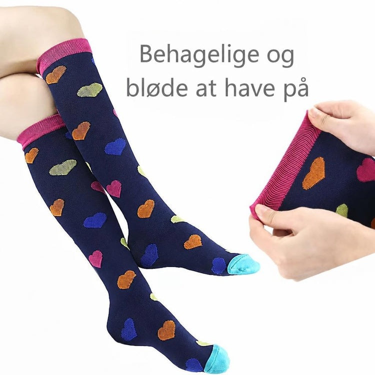 Mørkeblå støttestrømper med farvede hjerter, pink kant og turkis tå