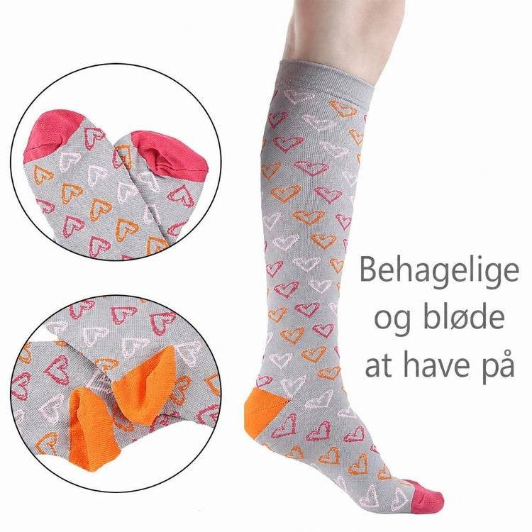 Grå støttestrømpe med farverige hjerter, pink tå og orange hæl