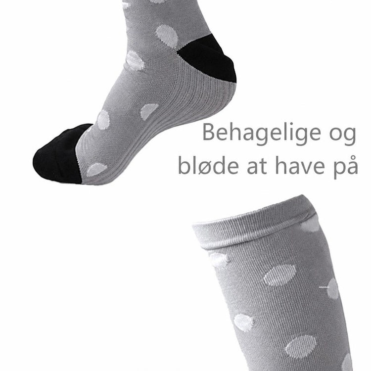 Grå støttestrømper med hvide prikker og sorte tå- og hælpartier