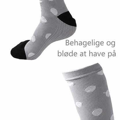 Grå støttestrømper med hvide prikker og sorte tå- og hælpartier