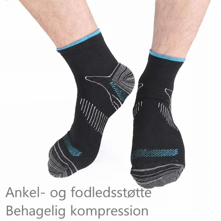 Sorte ankelstrømper med blå kant og grå mønstre på fødder