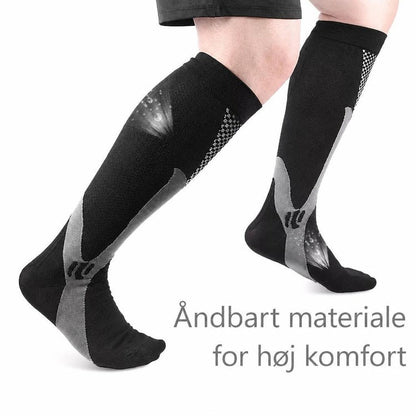 Sorte sportsstøttestrømper med grå detaljer på ben