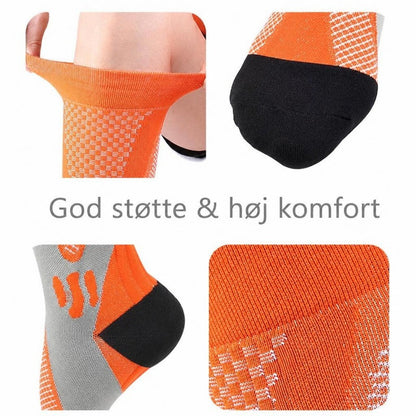 Orange sportsstøttestrømper med sort tå og hæl samt strikkede detaljer