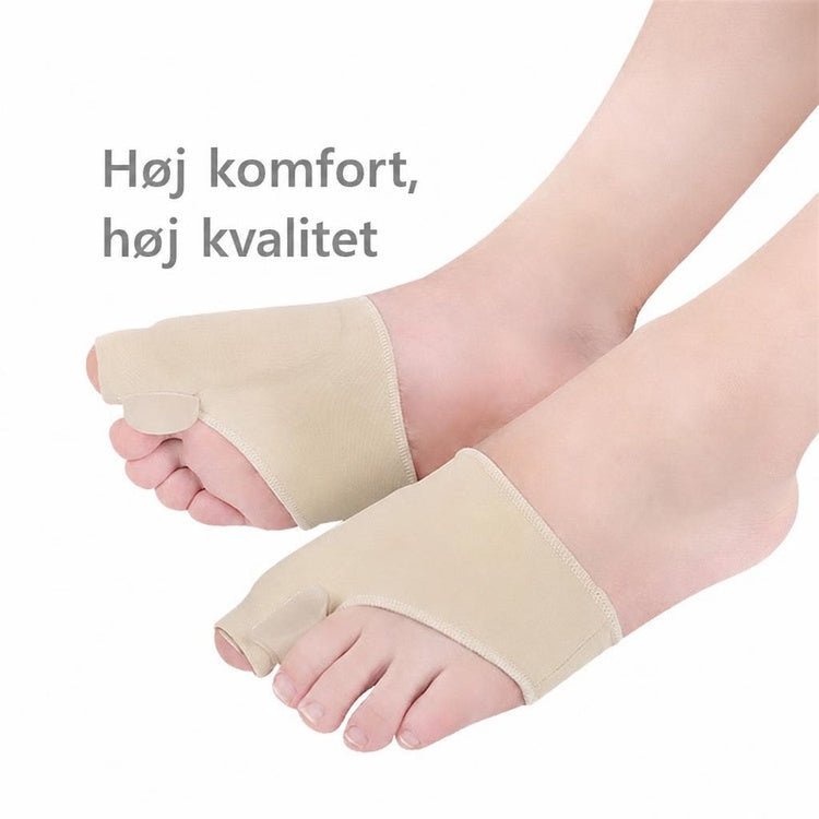 Fødder med beige hallux valgus-beskyttere omkring forfod og storetå