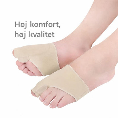Fødder med beige hallux valgus-beskyttere omkring forfod og storetå