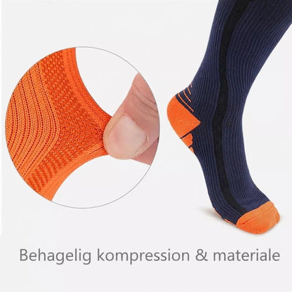 Blå og orange støttestrømpe med forstørret detalje af materialet