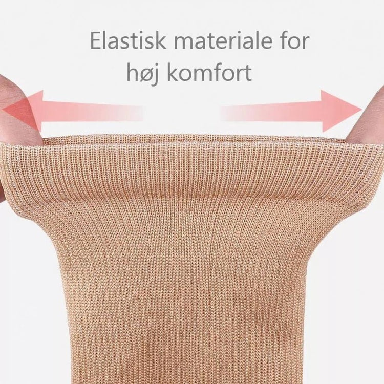 Brun støttestrømpe strækkes ud for at vise elastisk materiale