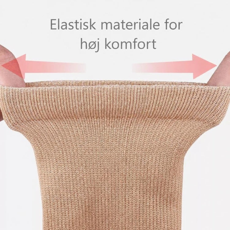 Beige støttestrømpe strækkes ud for at vise det elastiske materiale