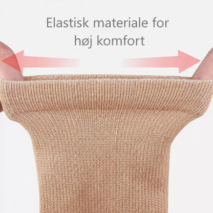 Beige støttestrømpe strækkes ud for at vise det elastiske materiale