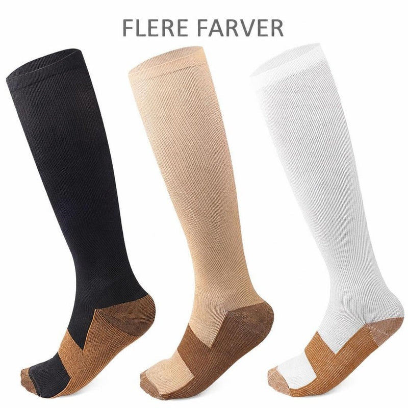 Tre knælange støttestrømper i sort, beige og hvid med brune detaljer