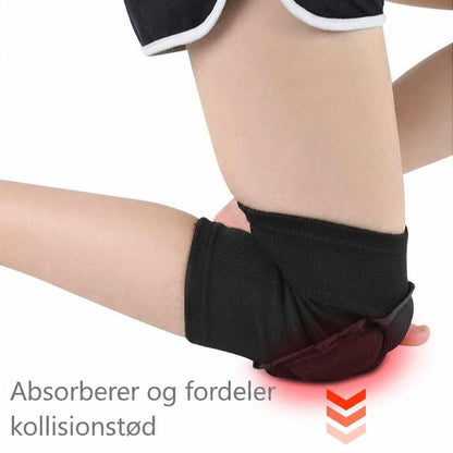Sort junior knæbeskytter med pude på bøjet barneknæ