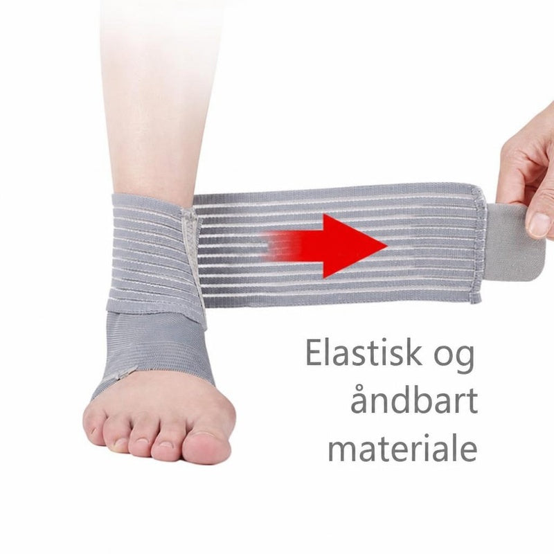 Grå elastisk ankelstøtte med justerbart bånd omkring foden