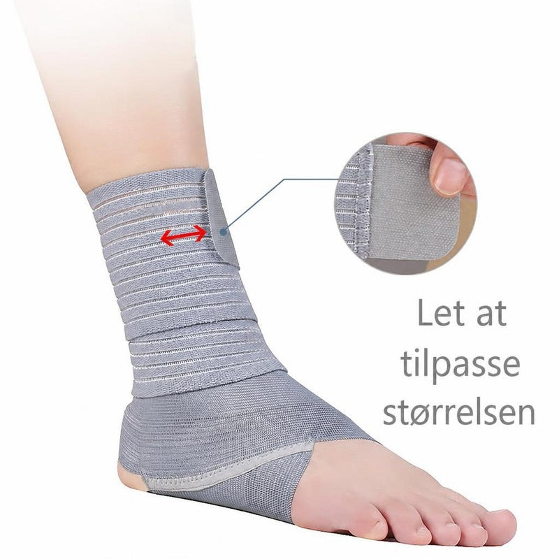 Grå elastisk ankelstøtte med justerbare bånd på en fod