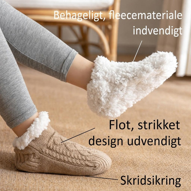 Beige strikkede hjemmesko med hvidt fleecefor og kabelmønster