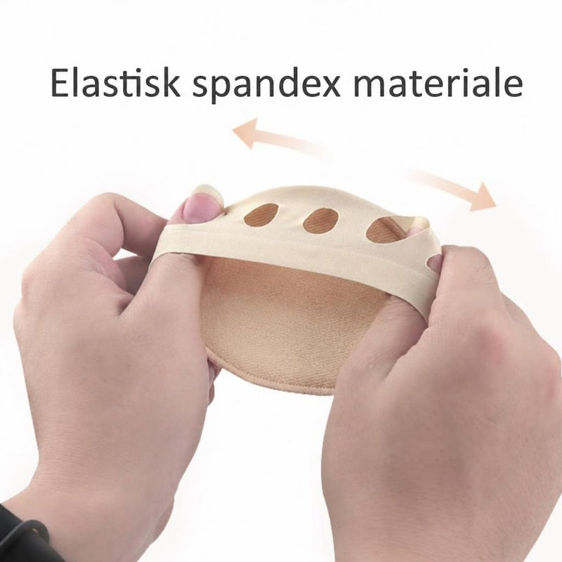 Hænder strækker beige forfodsbeskytter med blød pude og tåhuller
