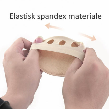 Hænder strækker beige forfodsbeskytter med blød pude og tåhuller