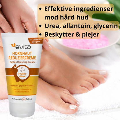 Evita fodcreme til hård hud foran fødder på hvidt håndklæde