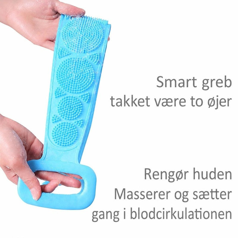 Blå kropsskrubber med børsteknopper og to håndtag holdt i hænder