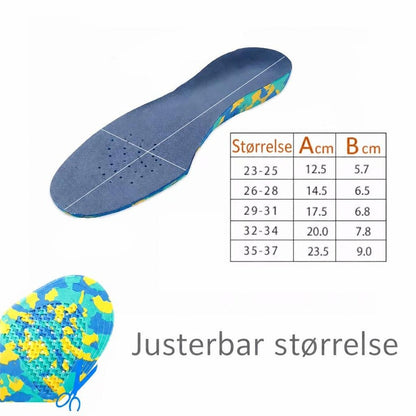 Blå børneindlægssål med svangstøtte, klippelinjer og størrelsesskema