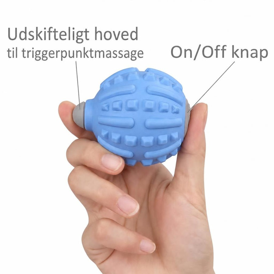 Blå vibrerende massagebold med knopper og grå on/off-knap holdt i hånden