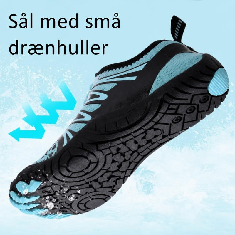 Blå og sort barfodssko med mønstret sål og drænhuller