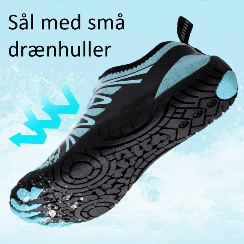Sort og turkis barfodssko med drænhuller i sålen