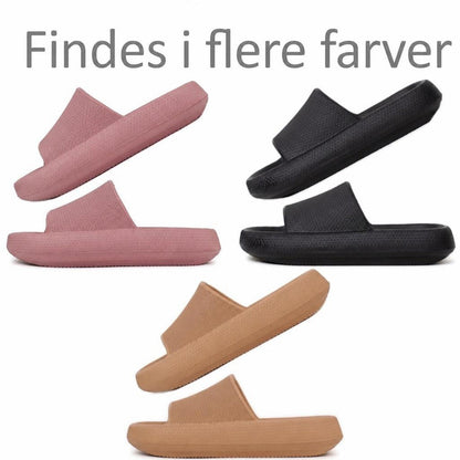 Cloud tofflor i rosa, svart och beige med texten finns i flera färger