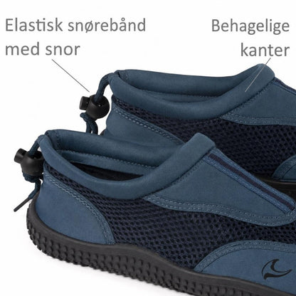 Blå badesko med elastiske snørebånd og sorte skridsåler