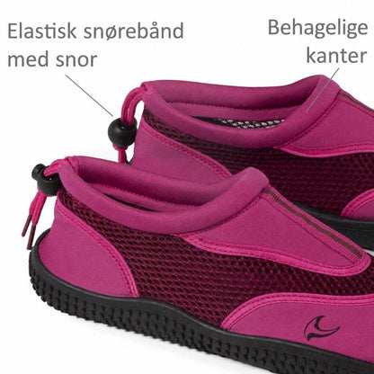 Rosa badesko med elastisk snøre, meshpaneler og sorte såler