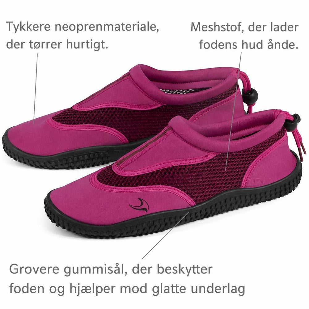 Lyserøde badesko med meshpaneler og sorte gummisåler